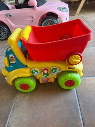 Camión de juguete rojo y amarillo