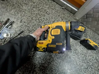Taladro percutor DeWalt 18V con baterías y cargado