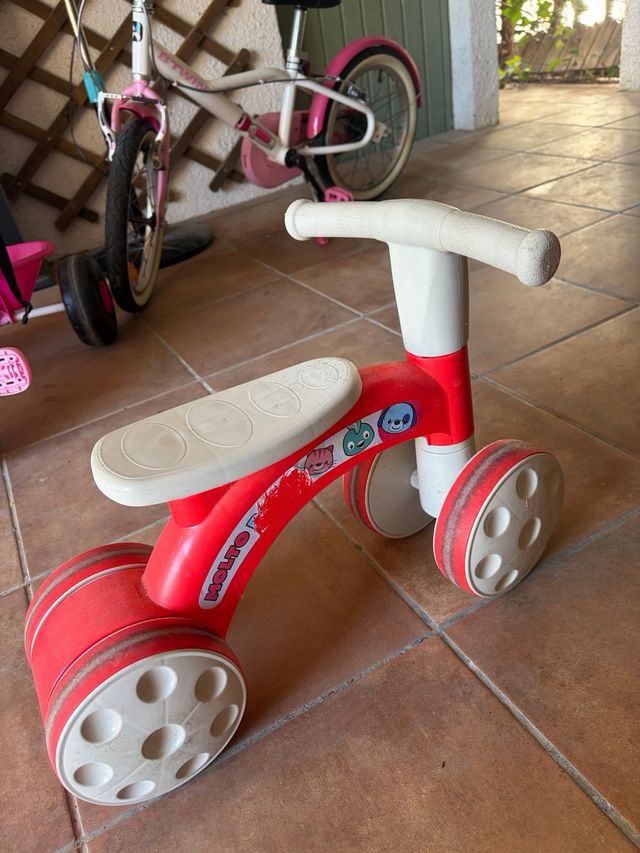 Triciclo infantil rojo y blanco