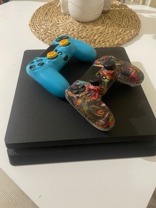 PS4 (PlayStation 4) + 2 Mandos