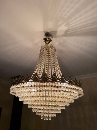 Lámpara de cristal dorada con apliques