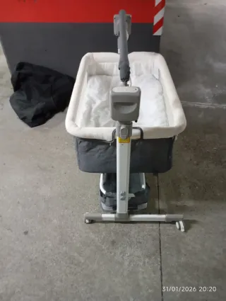 Cuna de bebé con dosel y ruedas