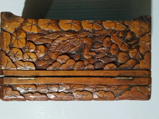 Caja de madera tallada con cisnes y flores