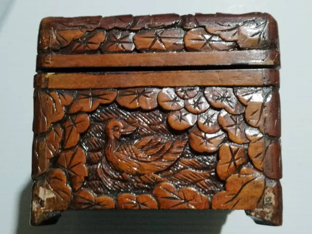 Caja de madera tallada con cisnes y flores