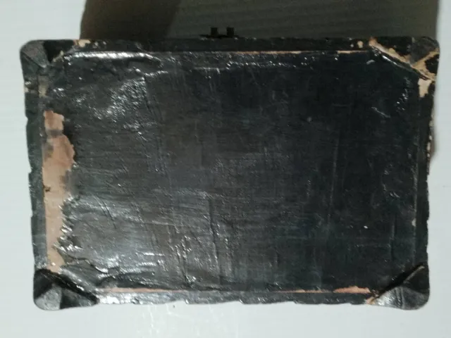 Caja de madera tallada con cisnes y flores