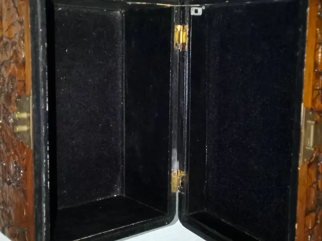 Caja de madera tallada con cisnes y flores