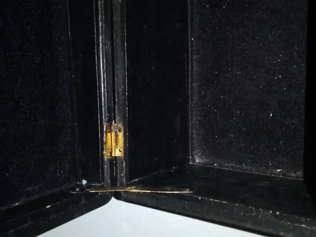 Caja de madera tallada con cisnes y flores