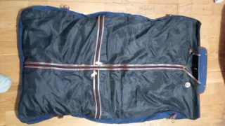 Portatrajes azul y marrón