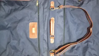 Portatrajes azul y marrón