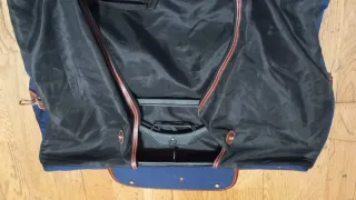 Portatrajes azul y marrón