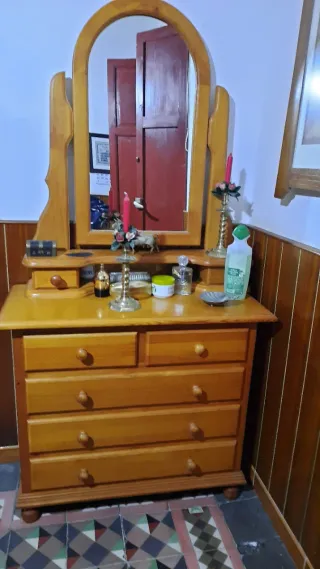 Tocador de madera de pino con espejo