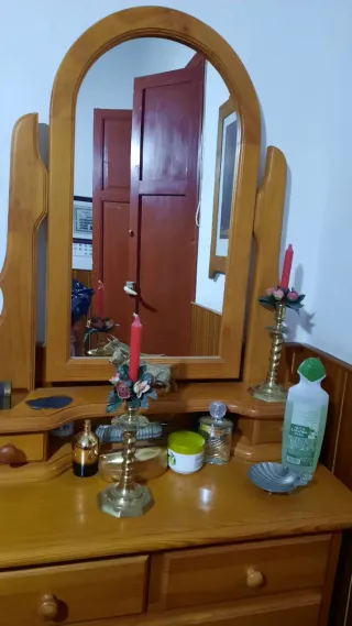 Tocador de madera de pino con espejo