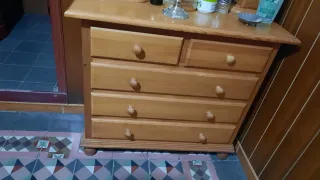 Tocador de madera de pino con espejo