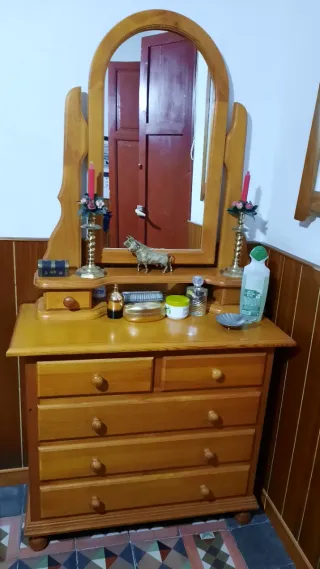 Tocador de madera de pino con espejo