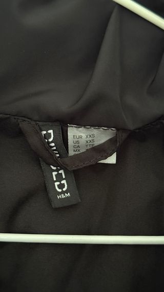 Chaqueta negra acolchada corta