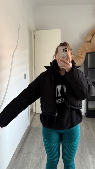 Chaqueta negra acolchada corta