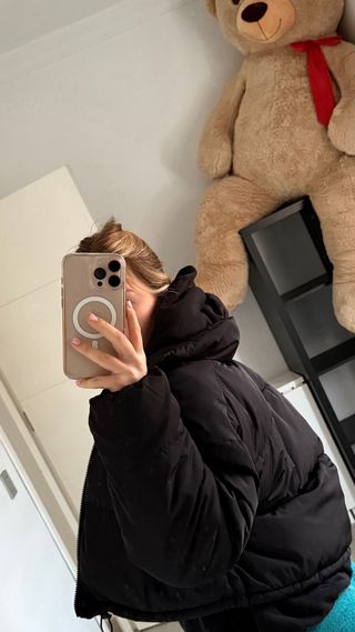 Chaqueta negra acolchada corta