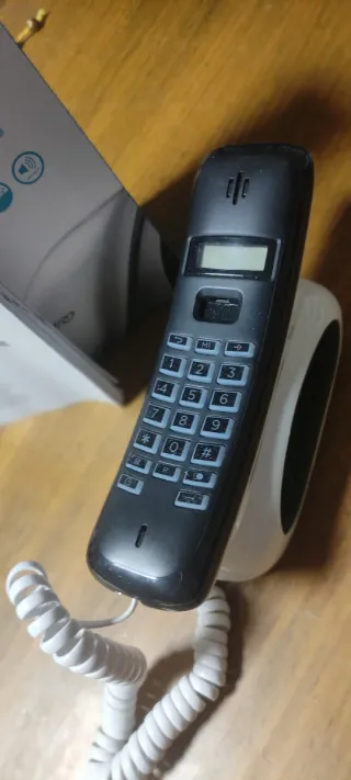 Teléfono fijo blanco y negro