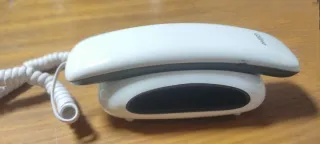 Teléfono fijo blanco y negro