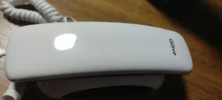 Teléfono fijo blanco y negro