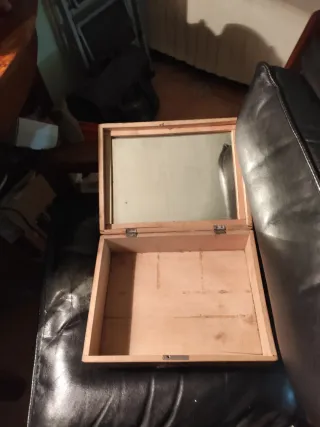 Caja de madera con espejo decorada