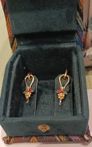 Pendientes Oro 18 kilates y piedras preciosas.