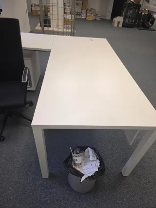 Escritorio de oficina blanco