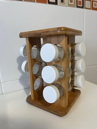 Especiero de madera con 12 frascos