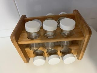 Especiero de madera con 12 frascos
