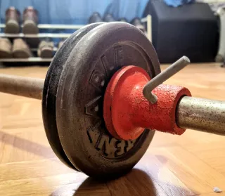 4 Discos de pesa 2KG gimnasio y barra de 1,60 m.