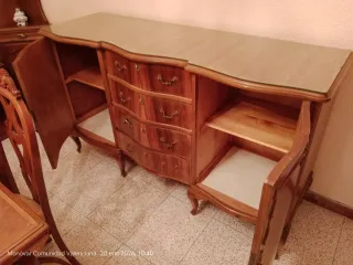 Comedor de madera y tela