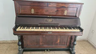 Piano antiguo madera marrón