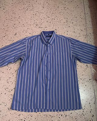 Camisa de rayas azules y blancas