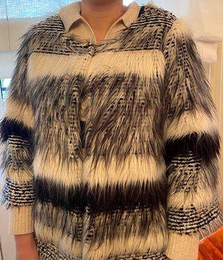 Chaqueta pelo blanco y negro