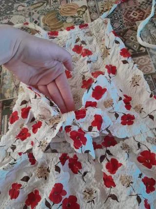 Vestitino estivo bianco con fiori rossi