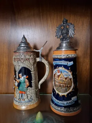 Jarra de cerveza de cerámica y metal