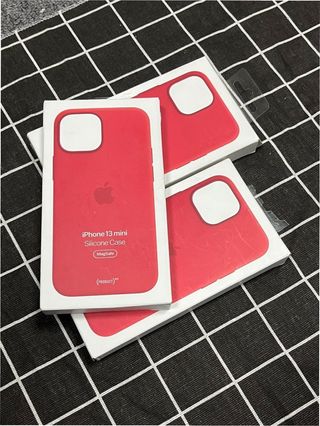 Custodia iPhone 13 Mini in silicone MagSafe rossa