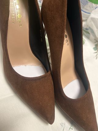 Zapatos de tacón marrones
