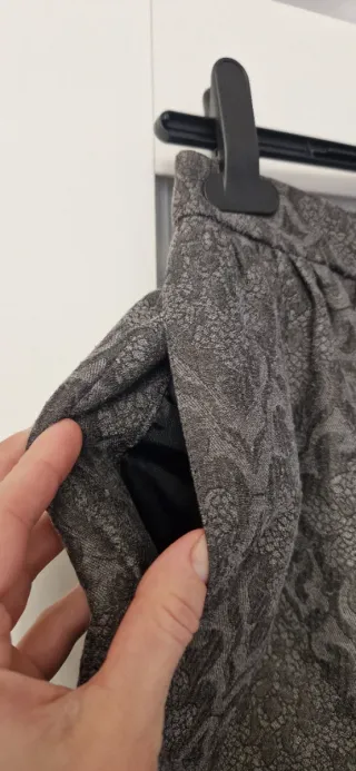 Falda gris estampada