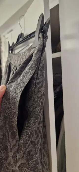 Falda gris estampada