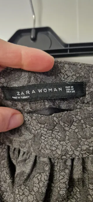 Falda gris estampada