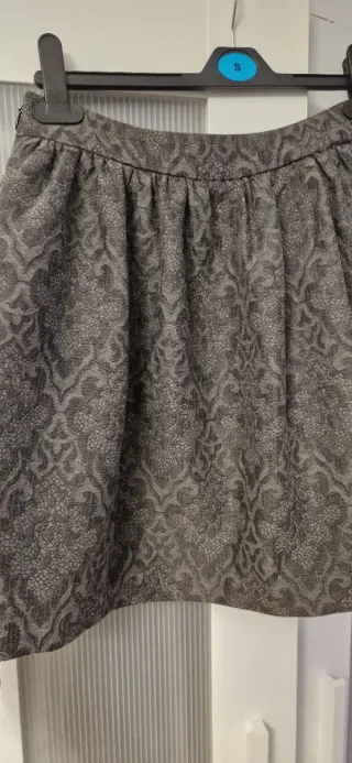 Falda gris estampada