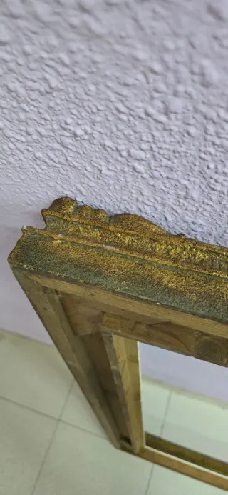 Marco de madera dorado