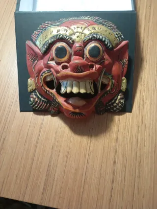 Máscara Thai artesanal de madera tallada a mano.