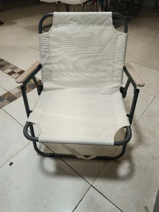 Silla de playa beige plegable
