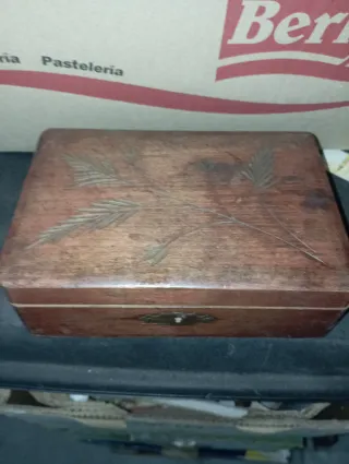Cajita de madera tallada a mano