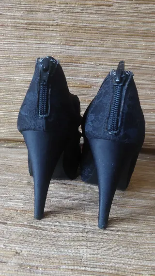 Zapatos de tacón negros con encaje