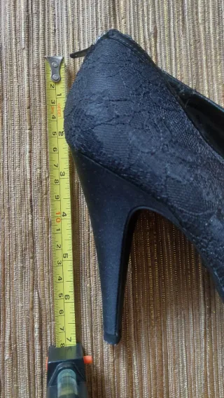 Zapatos de tacón negros con encaje