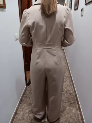 Mono elegante blanco manga larga