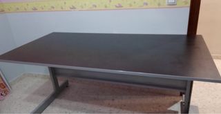 Mesa de escritorio y oficina oscura